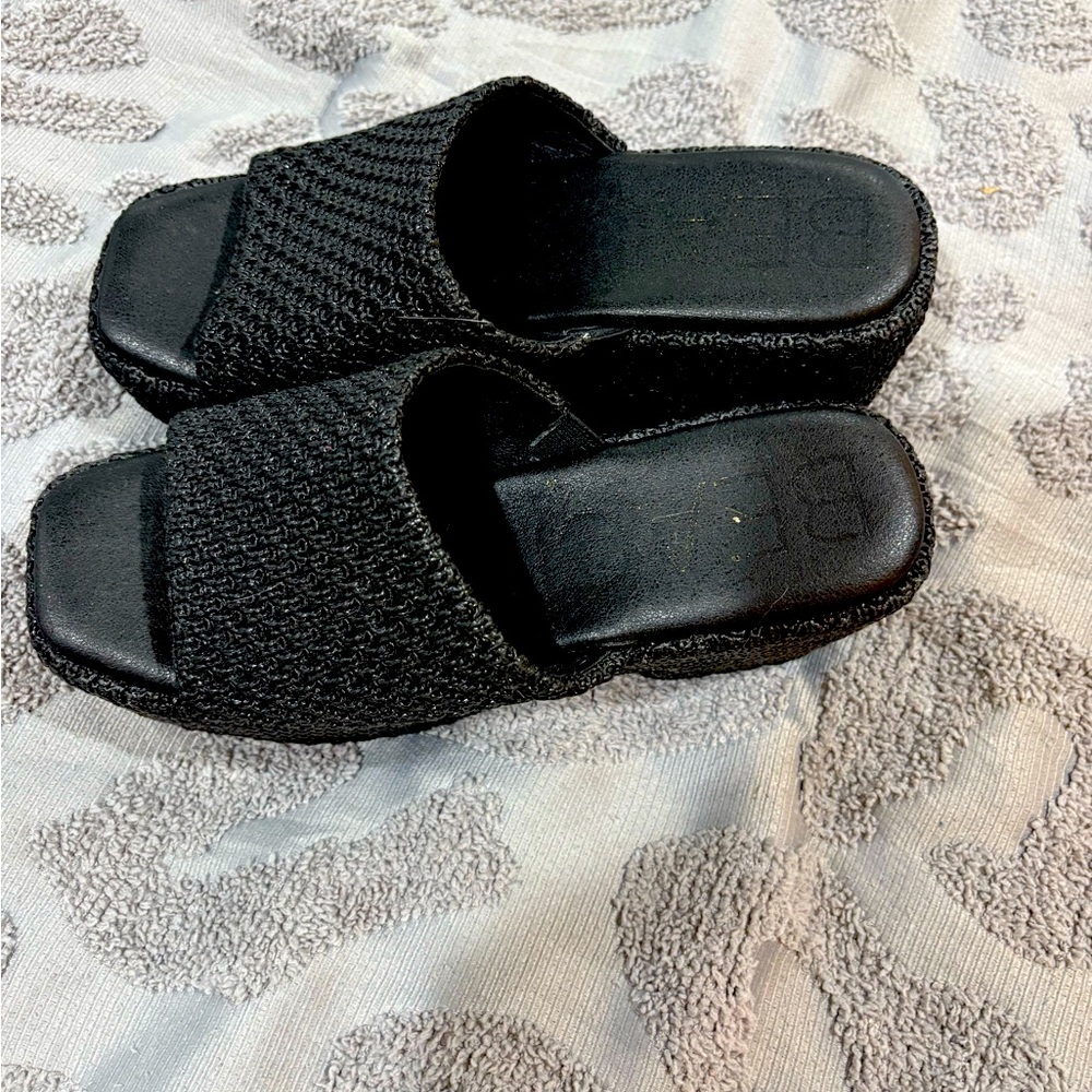 Matisse Black Textured Slide Sandals